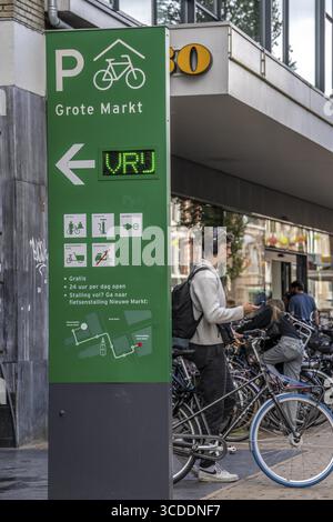 Radfahren im Stadtzentrum von Groningen, Altstadt, Eingang zum Fahrradparkhaus am Grote Markt, Niederlande Stockfoto