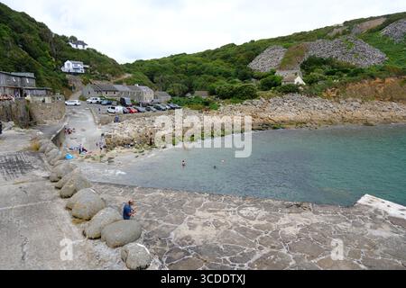 AUGUST 2025 - Cornwall, England, Vereinigtes Königreich - das malerische Dorf am Meer und der Hafen von Lamorna an der Südspitze von Cornwall Stockfoto