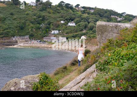 AUGUST 2025 - Cornwall, England, Vereinigtes Königreich - das malerische Dorf am Meer und der Hafen von Lamorna an der Südspitze von Cornwall Stockfoto
