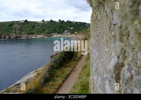 AUGUST 2025 - Cornwall, England, Vereinigtes Königreich - das malerische Dorf am Meer und der Hafen von Lamorna an der Südspitze von Cornwall Stockfoto