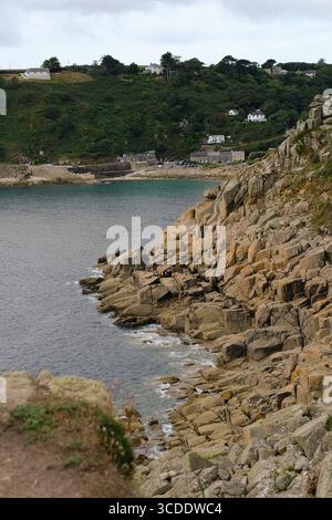 AUGUST 2025 - Cornwall, England, Vereinigtes Königreich - das malerische Dorf am Meer und der Hafen von Lamorna an der Südspitze von Cornwall Stockfoto