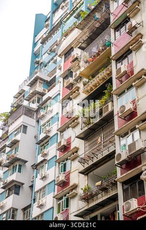 Dicht besiedelte Wohngegend von Macau, mit bunten Gebäuden, Balkonen. Stockfoto