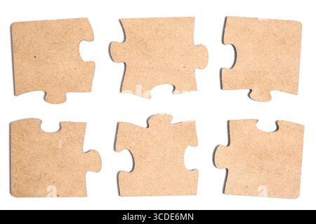 Sammlung verschiedener Puzzleteile auf weißem Hintergrund Stockfoto