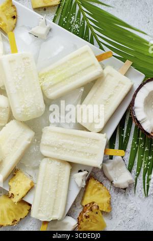 Hausgemachte vegane Stierkel mit Kokosmilch und Ananas. Köstlicher gesunder Sommer-Snack. Draufsicht, flach Stockfoto