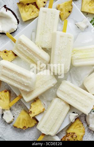Hausgemachte vegane Stierkel mit Kokosmilch und Ananas. Köstlicher gesunder Sommer-Snack. Draufsicht, flach Stockfoto
