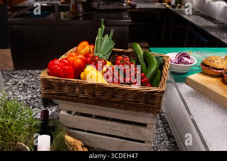 Das frische Gemüse im Korb zeigt die farbenfrohe und natürliche Vielfalt der gesunden Ernährung in der Küche. Stockfoto