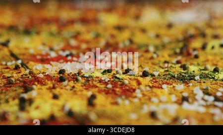 Closeup Schuß von verschiedenen frischen Gewürzen auf der Oberfläche von Holz Tischplatte in der Küche verschüttet Stockfoto