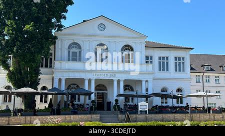 Das historische Leopold-Bad-Gebäude in Bad Salzuflen, Deutschland, verfügt über ein Restaurant mit einladender Außenterrasse. Stockfoto