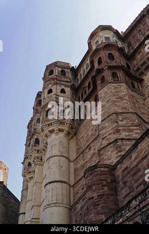 Mehrangarh Fort, Jodhpur, Rajasthan, Nordindien, Asien, massives, historisches Steingebäude mit komplexen Fassaden und turmähnlichen Strukturen Stockfoto