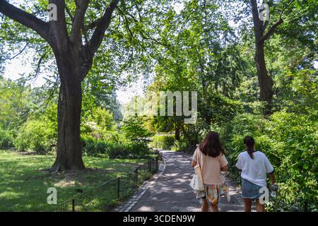 Frau und Mädchen besuchen den Central Park, New York City Stockfoto