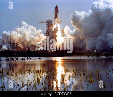 KENNEDY SPACE CENTER, FLORIDA, USA - 27. Juni 1982 - diese horizontale Ansicht des Space Shuttle Columbia - STS-4 - hebt von der Launch Pad 39Aat Kenne ab Stockfoto
