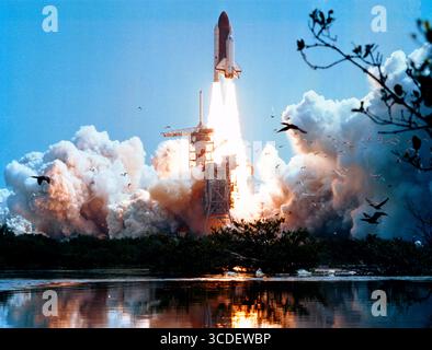 KENNEDY SPACE CENTER, FLORIDA, USA - 27. Juni 1982 - diese horizontale Ansicht des Space Shuttle Columbia - STS-4 - hebt von der Launch Pad 39Aat Kenne ab Stockfoto