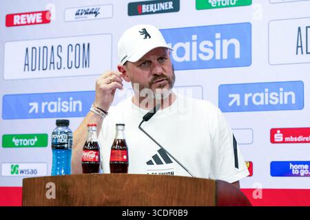 Berlin, Deutschland. August 2025. Fußball, Bundesliga, Pressekonferenz 1. FC Union Berlin. Trainer Steffen Baumgart (1. FC Union Berlin) spricht mit Medienvertretern. Quelle: Matthias Koch/dpa/Alamy Live News Stockfoto