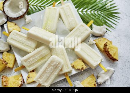 Hausgemachte vegane Stierkel mit Kokosmilch und Ananas. Köstlicher gesunder Sommer-Snack. Draufsicht, flach Stockfoto