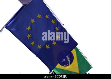 Die Fahnen der Europäischen Union und Brasiliens schwenken isoliert auf weißem Hintergrund. Stockfoto