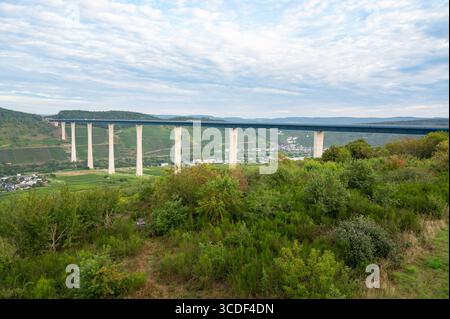 Hohe Moselbrücke verbindet das Moseltal bei Zeltingen Rachtig, Autobahnüberquerung, deutsche Autobahn, Luftsicht Stockfoto