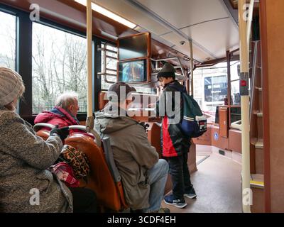 Passagiere sitzen und stehen in einem öffentlichen Doppeldeckerbus in Edinburgh, Schottland, Großbritannien Stockfoto