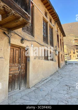 Traditionelles Lehmziegelhaus mit Holzbalkon in Masuleh, Irans historischem Treppendorf. Stockfoto