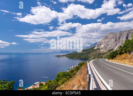 Atemberaubender Panoramablick von der Küstenstraße an der Makarska Riviera, Dalmatien, Kroatien. Die adriatische Autobahn schlängelt sich entlang des dramatischen Berges Stockfoto