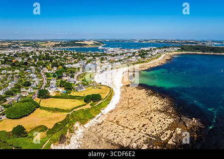 Klippen über Gyllyngvase Beach und Stack Point von einer Drohne, Falmouth Bay, Falmouth, Cornwall, Großbritannien Stockfoto