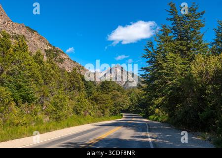 Eine malerische Fahrt auf dem Circuito Chico in Llao Llao, Argentinien, umgeben von üppigen patagonischen Wäldern und majestätischen Bergen. Stockfoto
