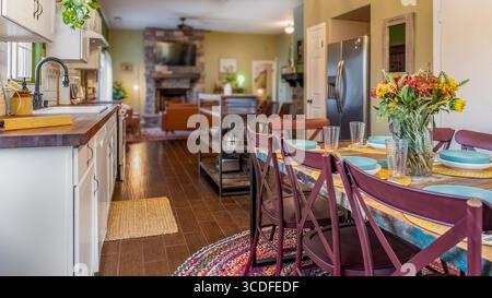 Offene Küche mit Esstisch und Stühlen und Wohnzimmer im Hintergrund Stockfoto