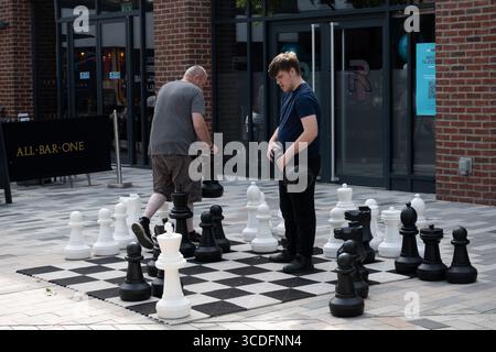 Riesenschach in Bell Court, Stratford-upon-Avon, Warwickshire, Großbritannien Stockfoto