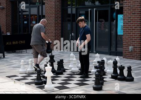 Riesenschach in Bell Court, Stratford-upon-Avon, Warwickshire, Großbritannien Stockfoto