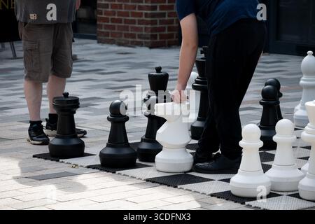 Riesenschach in Bell Court, Stratford-upon-Avon, Warwickshire, Großbritannien Stockfoto