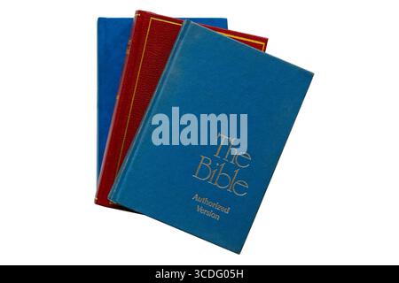 Auswahl religiöser Hardcover-Bücher mit dem Buch der Bibel Authorized Version oben isoliert auf weißem Hintergrund Stockfoto