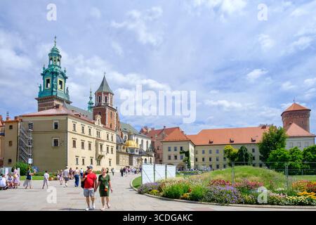 Krakau, Polen - 24. Juli 2025: Besucher schlendern durch das historische Wawel-Schloss in Krakau, Polen, unter hellem Sommerhimmel Stockfoto