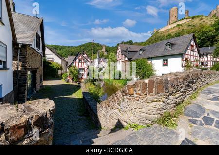 Historische Fachwerkhäuser, Philippsburg und Löwenburg in Monreal mit Blick über die alte Steinbrücke im Sommer Stockfoto
