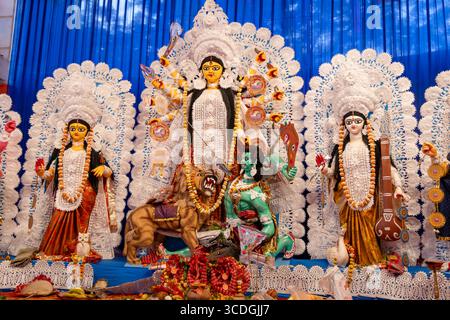 Heilige Göttin durga Götzenanbetung während der Abenddämmerung bei Tageslicht Stockfoto