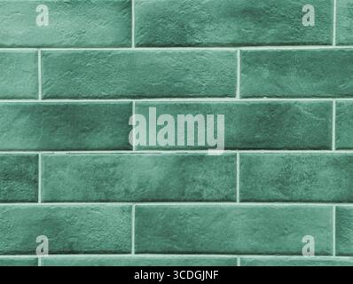 Grün gekachelter Hintergrund - strukturierte Wandgestaltung für digitale Hintergründe, minimalistische Ästhetik, Social Media-Grafiken und kreative Projekte in Werbung, Webdesign und modernen Innenraumdekorationslösungen Stockfoto