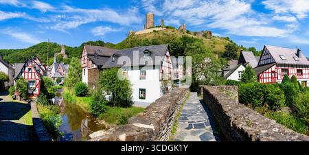 Panoramablick auf Monreal mit Fachwerkhäusern, Löwenburg und Philippsburg an einem sonnigen Sommertag in der Eifel Stockfoto
