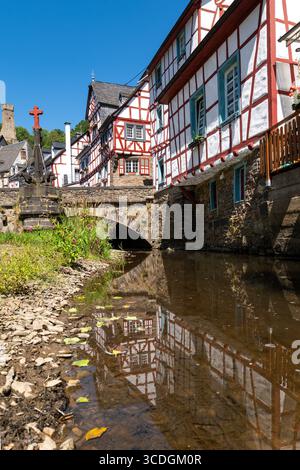 Monreal, malerische Brücke und alte Fachwerkgebäude am Fluss mit Reflexion Stockfoto