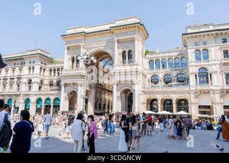 Altes Gebäude in Mailand. Eingang in Galleria Vittorio Emanuele II. Luxusgeschäft Verkauf und Einkaufszentrum Markenzentrum in Europa italienische Architektur. Mehr als Tourismusleute. Italien, Mailand - 17. Juli 2025 Stockfoto