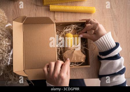Kerzen-DIY-Verpackung in Geschenkbox zum Basteln. Das Konzept der Hobbys und des Kleinbetriebs. Draufsicht. Nahaufnahme Stockfoto