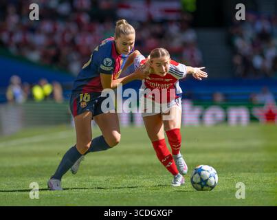 Chloe Kelly fordert Rolfo für den Ballbesitz auf - Lissabon 2025 Stockfoto