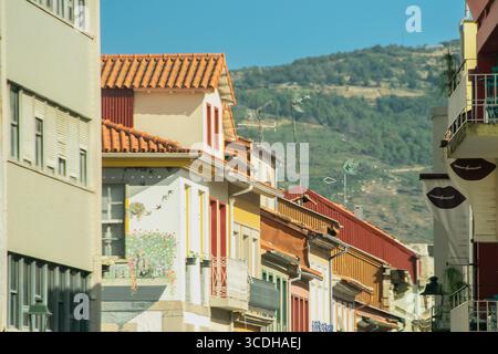 Chaves, Portugal: 13. August 2023: Blick auf eine Straße auf einem Hügel im historischen Zentrum von chaves, portugal Stockfoto