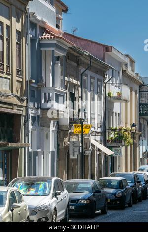 Chaves, Portugal: 13. August 2023: Eine typische Straßenszene in einem historischen Zentrum der Stadt chaves, mit Autos, die neben einem traditionellen Wohnhaus geparkt werden Stockfoto