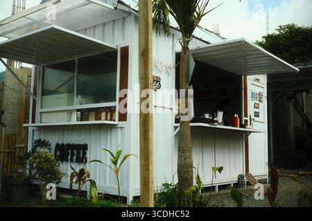 Kintamani, Bali, Indonesien – 13. August 2025: Ein kompakter Kaffeekoosk im Containerstil mit offenen Servicefenstern, der Kunden im Freien bedient Stockfoto