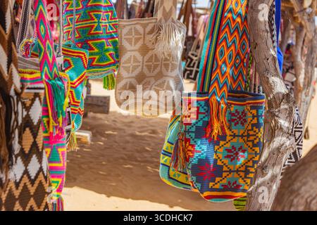 Lebendige handgefertigte Taschen in Cabo de la Vela, La Guajira, mit traditioneller Handwerkskunst und Mustern. Stockfoto