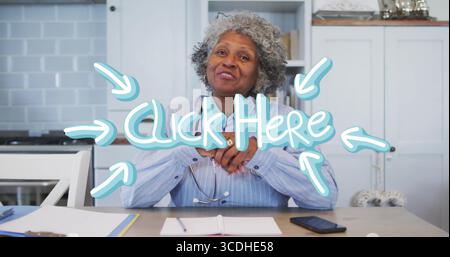 Dokumente überprüfen, Arzt trägt gestreiftes Hemd mit Smartphone am Küchentisch mit Stethoskop Stockfoto