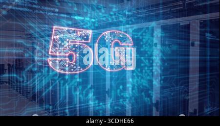 Schwimmendes 5G-Hologramm, das im Rechenzentrum entlang des Gangs leuchtet, mit Server-Racks und Netzwerkkabeln Stockfoto