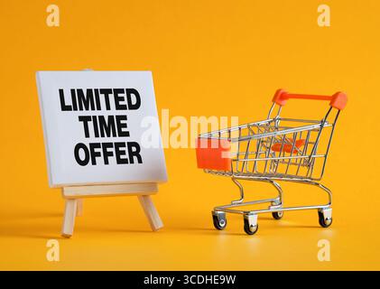 Warenkorb mit einem Schild für zeitlich begrenzte Angebote, das die Dringlichkeit von Werbeaktionen und Last-Minute-Angeboten im Einzelhandel und E-Commerce hervorhebt. Stockfoto