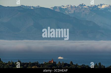 Die Black Ball Ferry Line überquert die Juan-de-Fuca-Straße, vom Mount Tolmie in der Nähe von Victoria, British Columbia, Kanada. Stockfoto