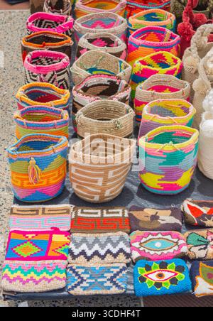 Lebendige handgefertigte Taschen und Kunstwerke werden auf dem Cabo de la Vela Markt ausgestellt, mit komplizierten Mustern und lokaler Handwerkskunst. Stockfoto