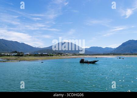 Die Fähre legte im Reloncavi Sound an, mit dem yates-Vulkan im Hintergrund, chile patagonien Stockfoto