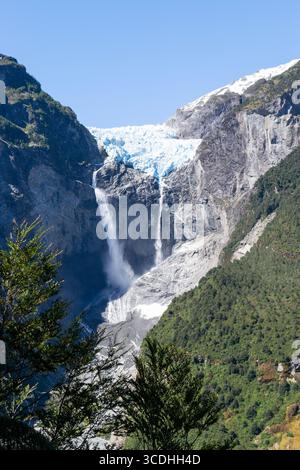 Majestätischer Wasserfall, der vom Ventisquero Colgante, einem hängenden Gletscher im queulat-Nationalpark, Aysen, patagonien, chile, herabstürzt Stockfoto